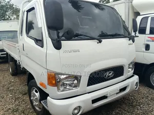 Hyundai Truck 2000 White