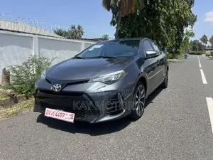 Toyota Corolla SE (1.8L 4cyl 6M) 2018 Gray