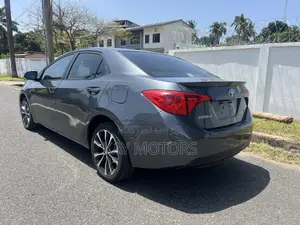 Toyota Corolla SE (1.8L 4cyl 6M) 2018 Gray
