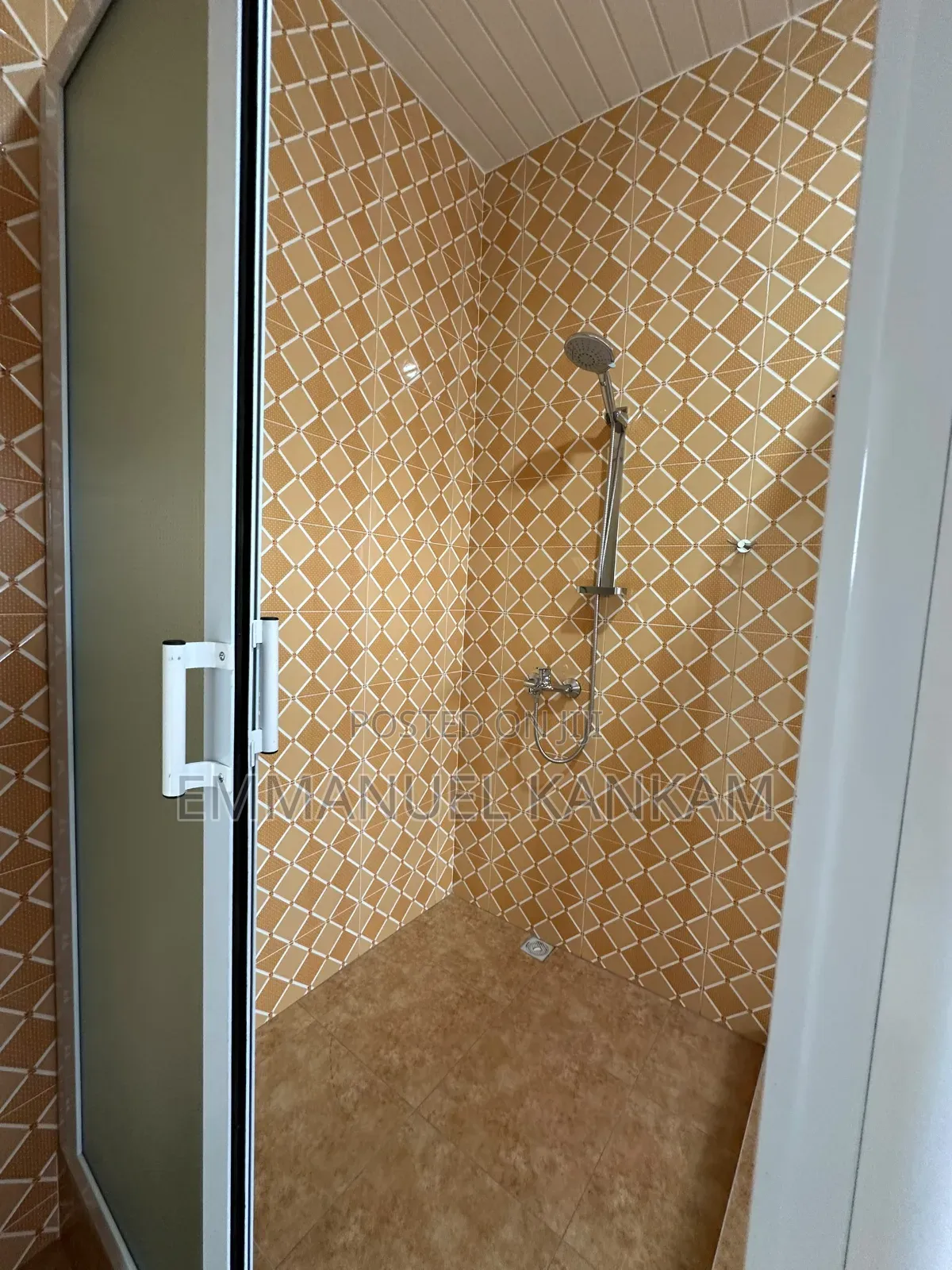 3bdrm Apartment in American House for rent
