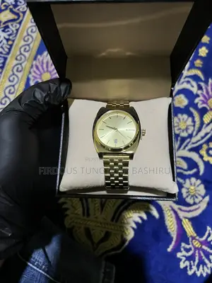 Nixon Gold-Tone Classic Watch – Timeless Luxury