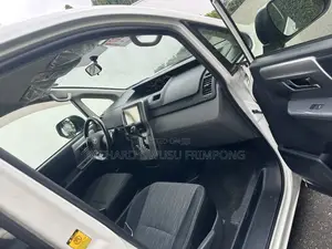 Toyota Voxy V 2WD 8-Seater 2012 White