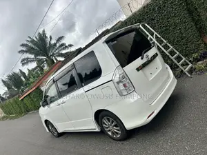 Toyota Voxy V 2WD 8-Seater 2012 White