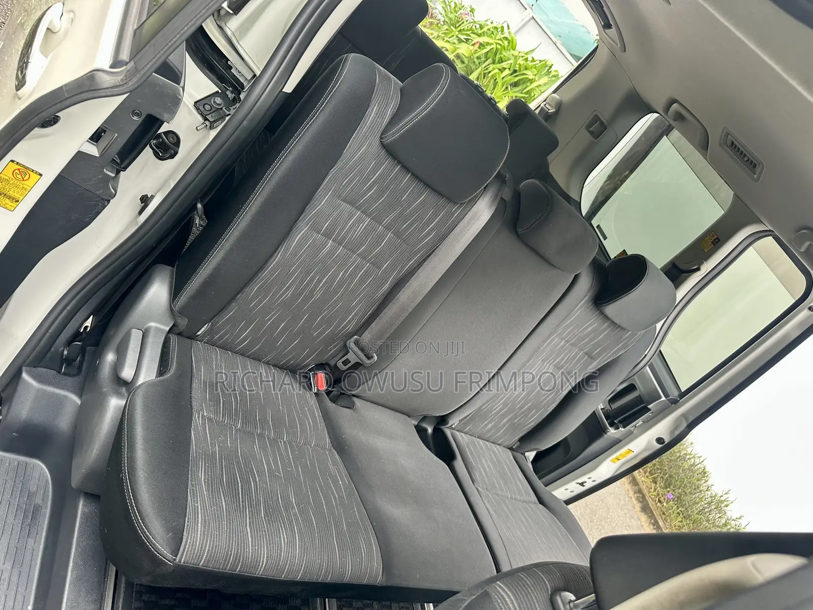 Toyota Voxy V 2WD 8-Seater 2012 White