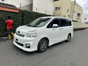 Toyota Voxy V 2WD 8-Seater 2012 White