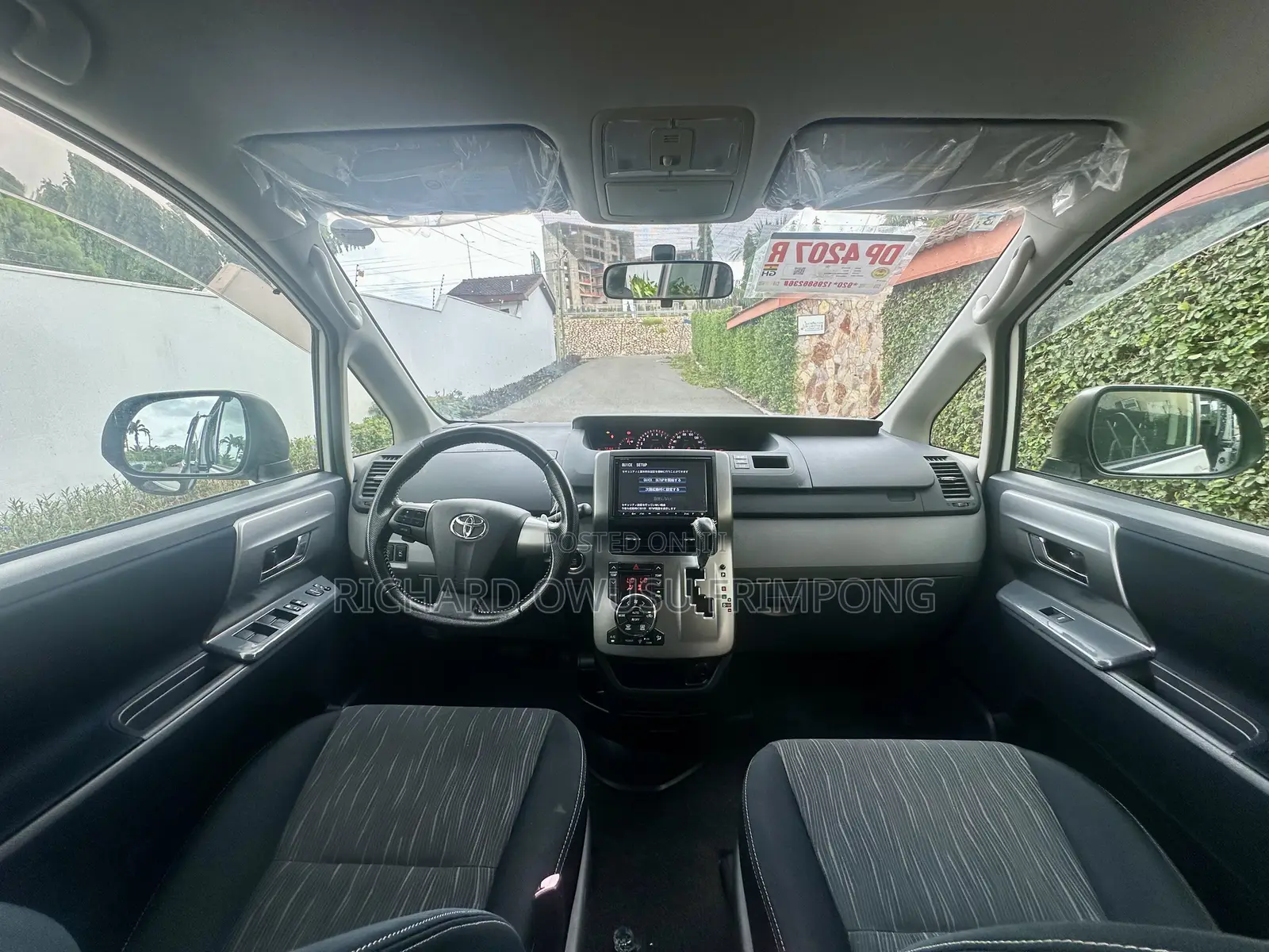 Toyota Voxy V 2WD 8-Seater 2012 White