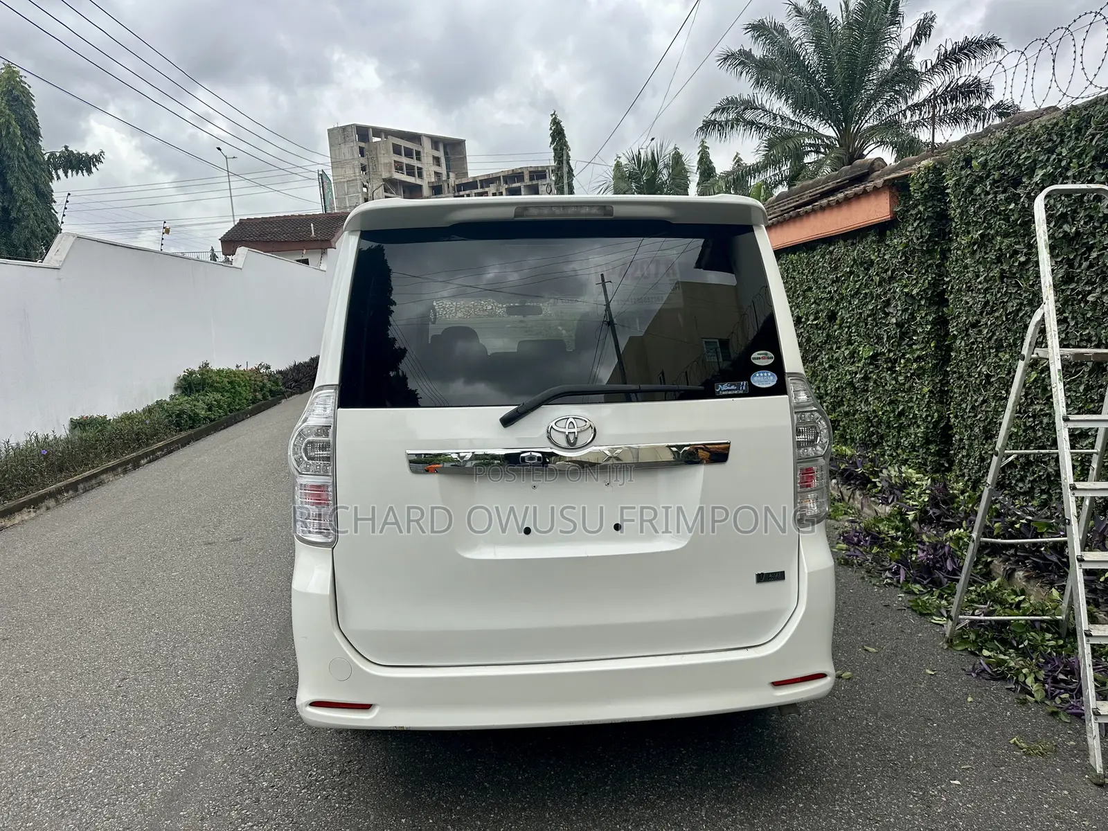 Toyota Voxy V 2WD 8-Seater 2012 White