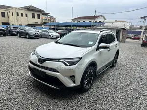 Toyota RAV4 XLE 4dr SUV AWD (2.5L 4cyl 6A) 2018 White