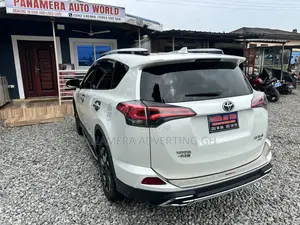 Toyota RAV4 XLE 4dr SUV AWD (2.5L 4cyl 6A) 2018 White