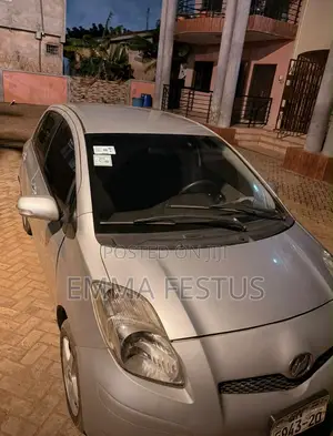 Toyota Vitz 1.0 FWD 5dr 2010 Silver