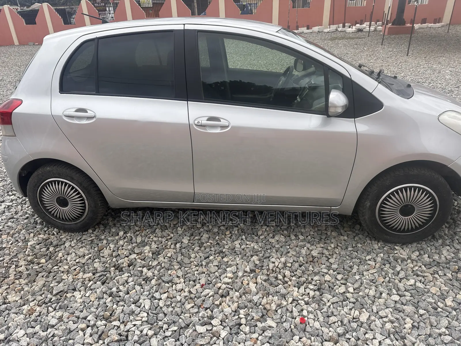 Toyota Vitz 1.3 FWD 5dr 2010 Silver