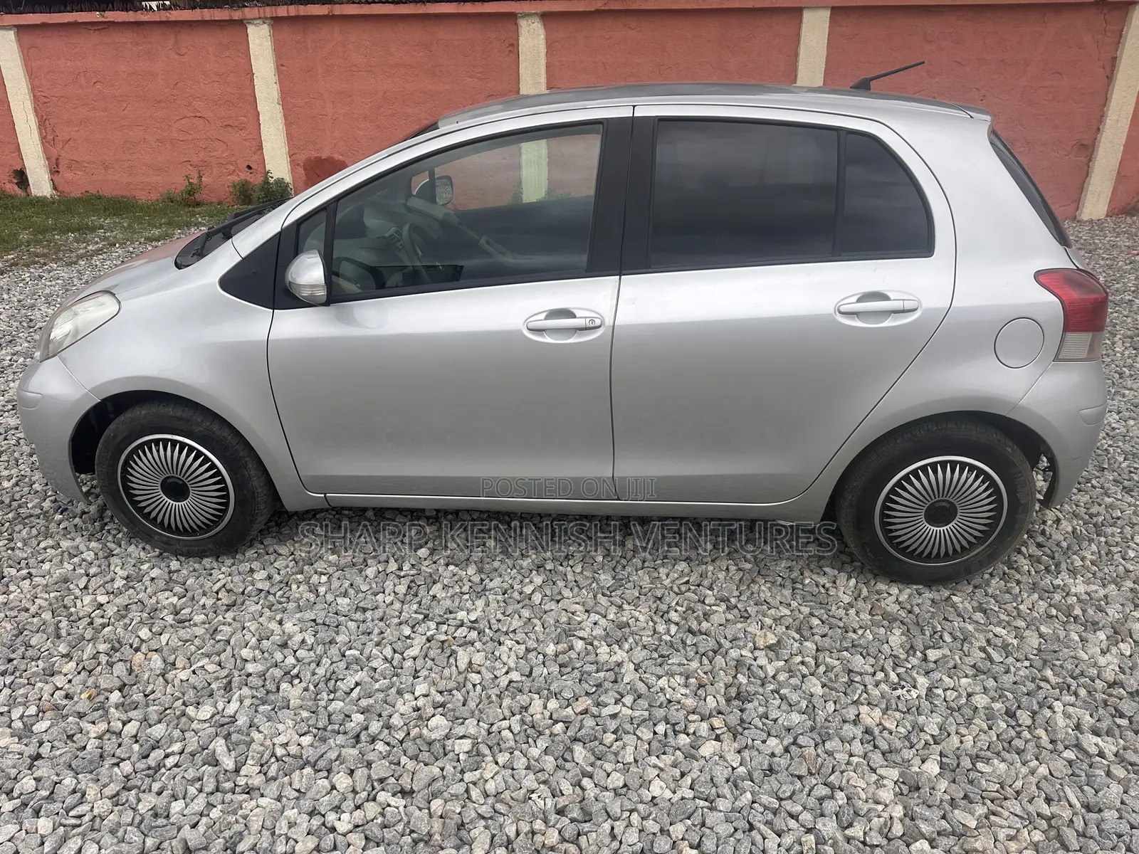 Toyota Vitz 1.3 FWD 5dr 2010 Silver