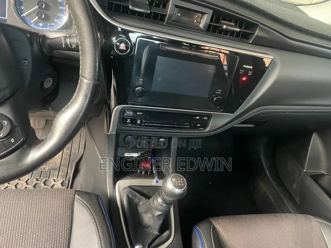 Toyota Corolla SE Special Edition 4dr Sedan (1.8L 4cyl CVT) 2017 Gray