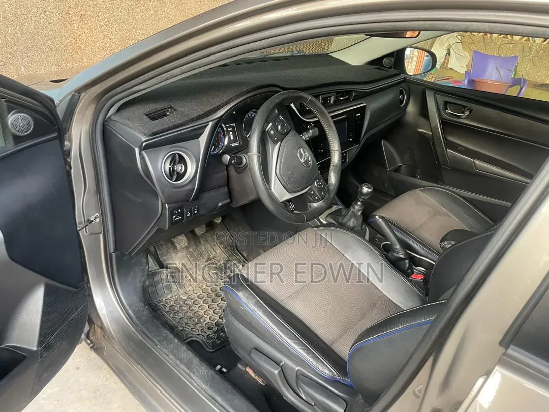 Toyota Corolla SE Special Edition 4dr Sedan (1.8L 4cyl CVT) 2017 Gray