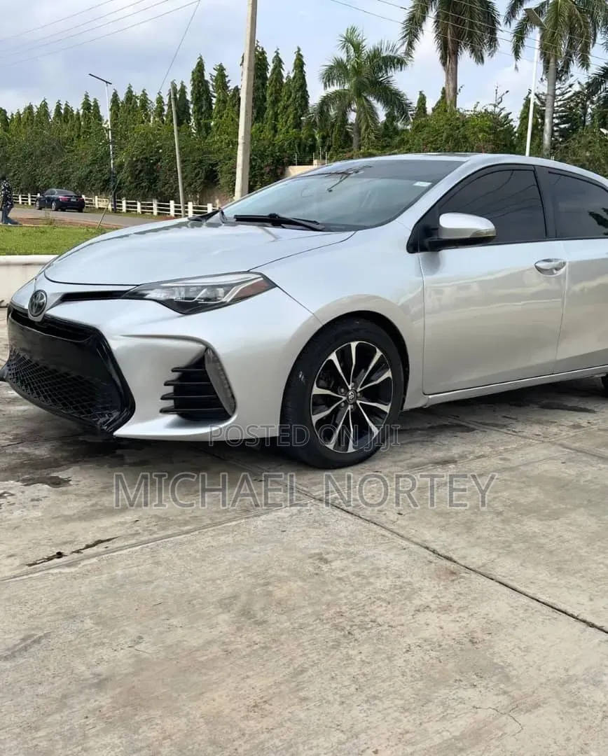 Toyota Corolla SE (1.8L 4cyl 2A) 2018 Silver