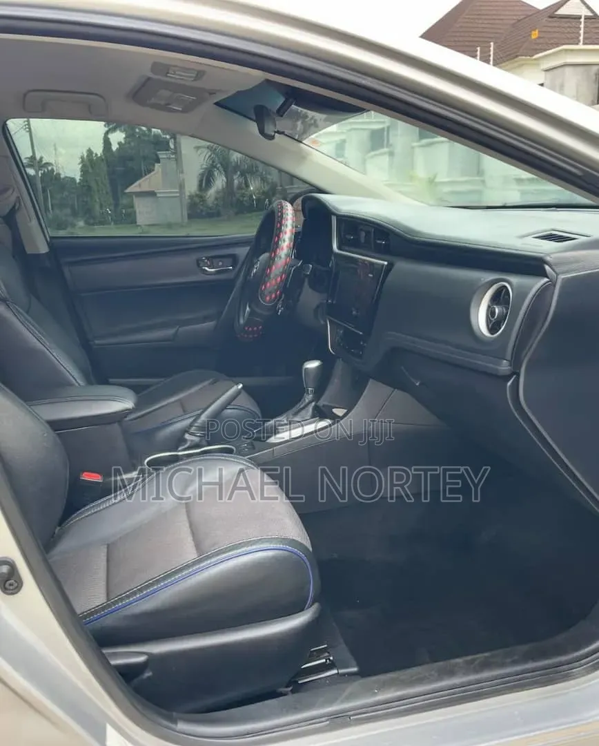 Toyota Corolla SE (1.8L 4cyl 2A) 2018 Silver