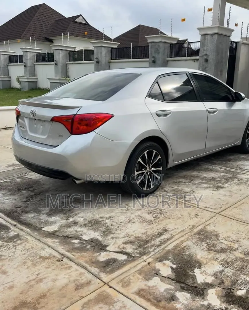 Toyota Corolla SE (1.8L 4cyl 2A) 2018 Silver