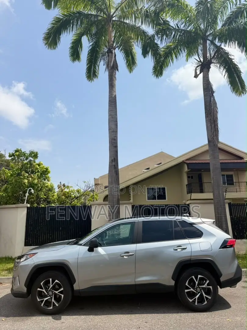 Toyota RAV4 LE 2021 Gray