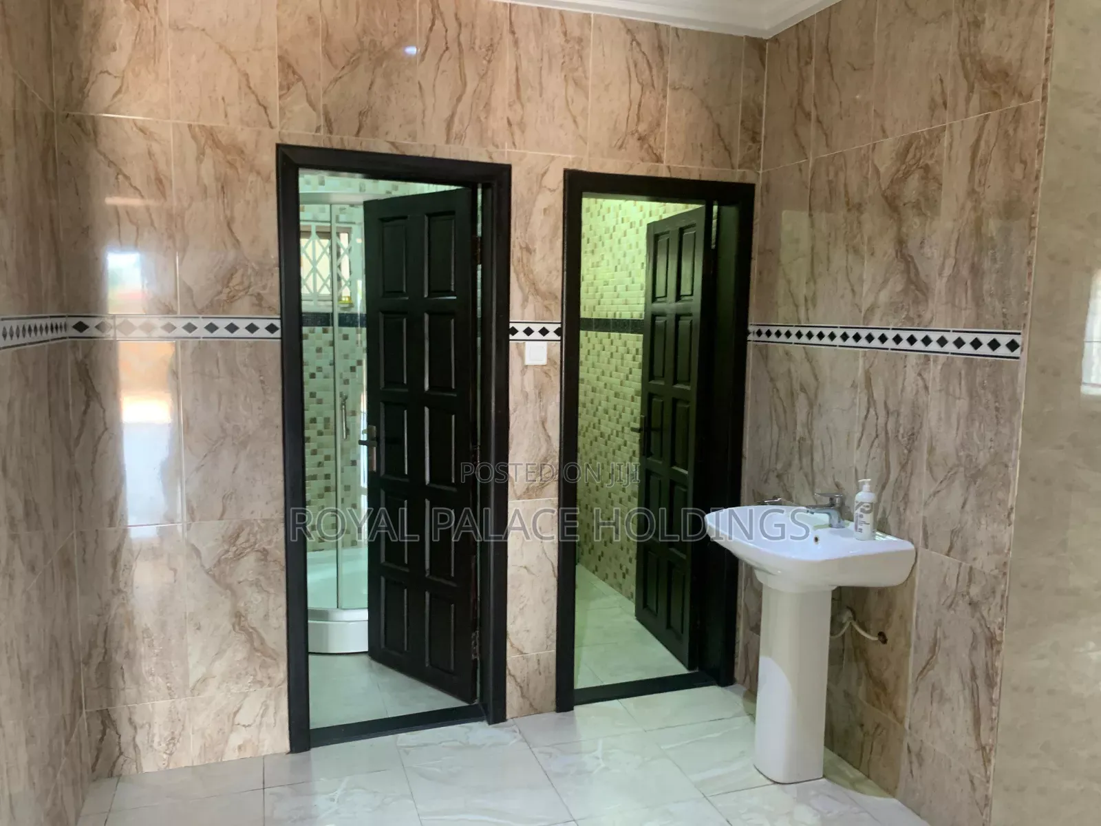Furnished 7bdrm Duplex in School Junction for rent