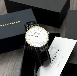 Classic Daniel Wellington–Style Leather Watch