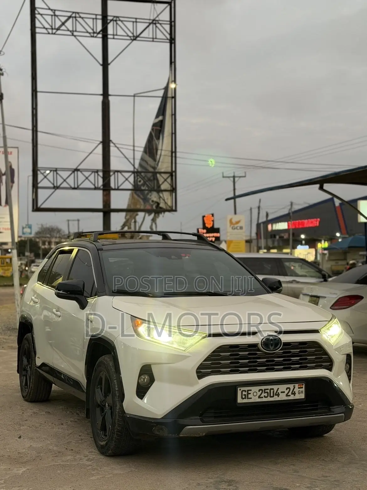 Toyota RAV4 XSE 2019 White