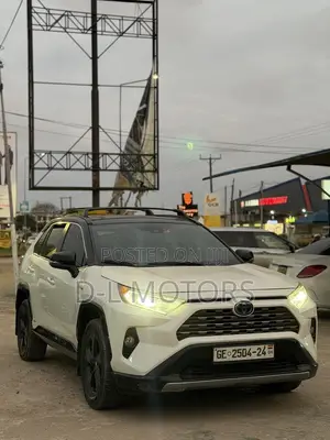 Toyota RAV4 XSE 2019 White