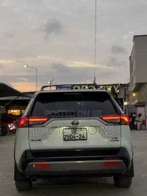 Toyota RAV4 XSE 2019 White