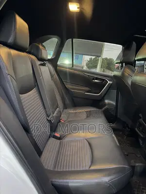 Toyota RAV4 XSE 2019 White