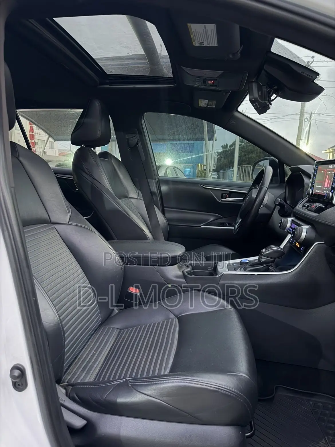 Toyota RAV4 XSE 2019 White