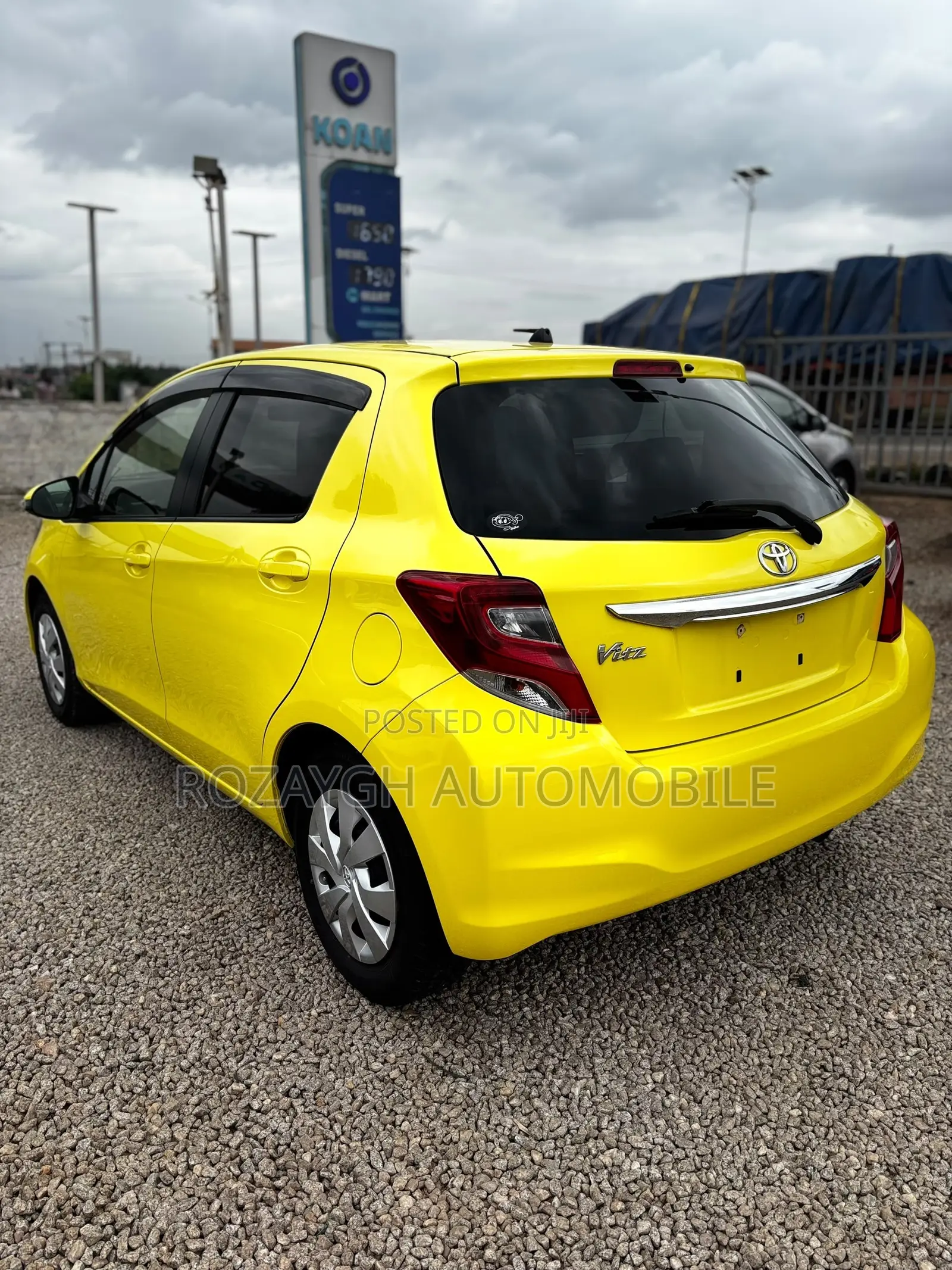 Toyota Vitz 2015 Yellow