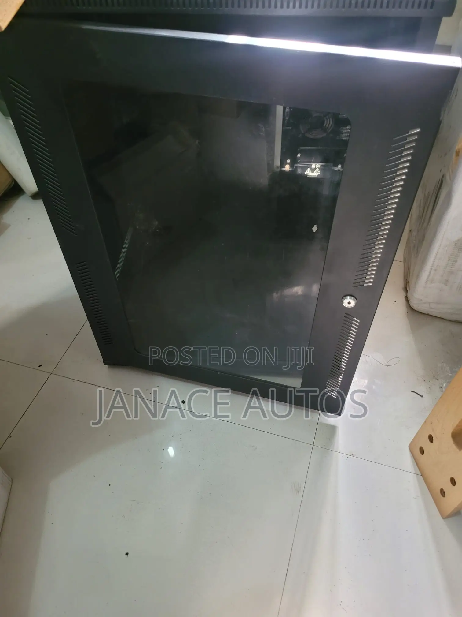 4-Post 15U Wall Mount Network Cabinet Wall-Mounted Server GlassRack