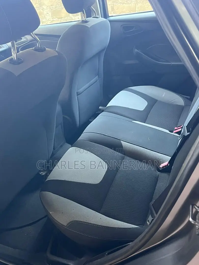 Ford Focus SE Hatchback FWD (2.0L 4cyl 5M) 2012 Gray
