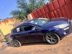 Ford Focus SE 4dr Hatchback (2.0L 4cyl 5M) 2014 Blue