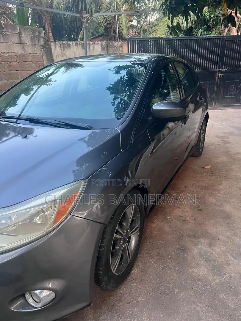 Ford Focus SE Hatchback FWD (2.0L 4cyl 5M) 2012 Gray