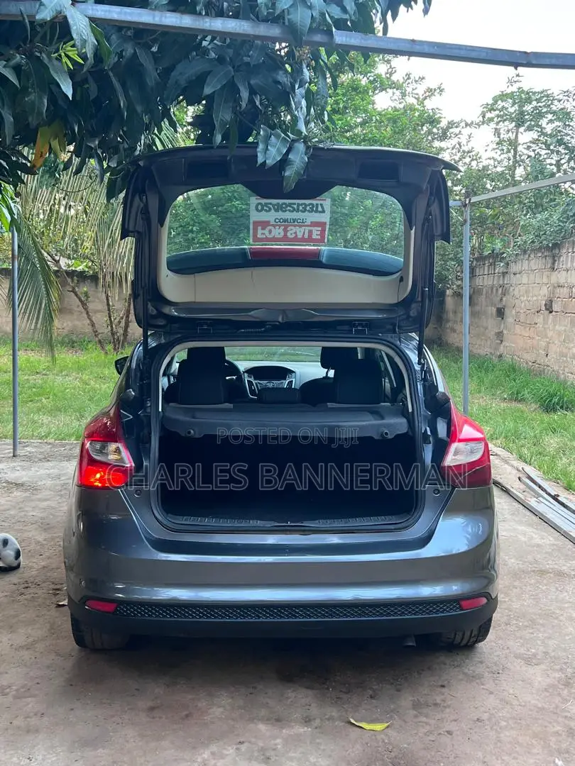 Ford Focus SE Hatchback FWD (2.0L 4cyl 5M) 2012 Gray