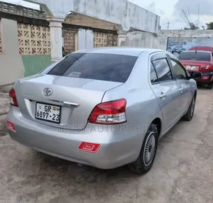 Toyota Vitz 2010 Silver