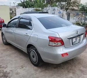 Toyota Vitz 2010 Silver