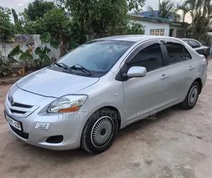 Toyota Vitz 2010 Silver
