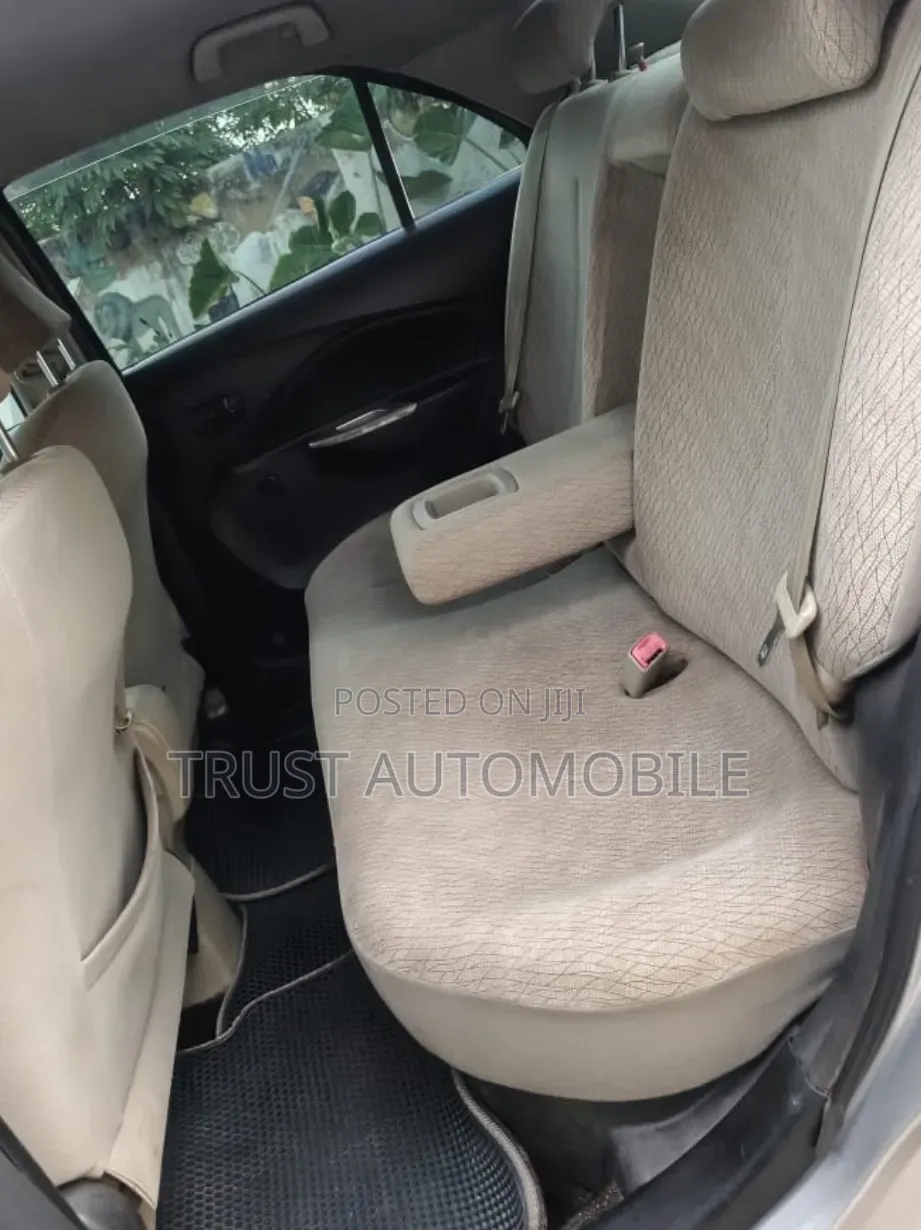 Toyota Vitz 2010 Silver