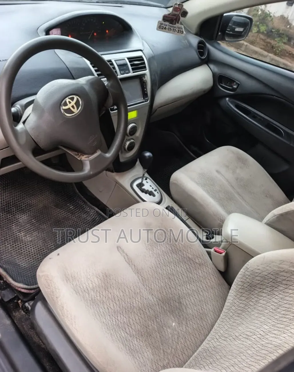 Toyota Vitz 2010 Silver