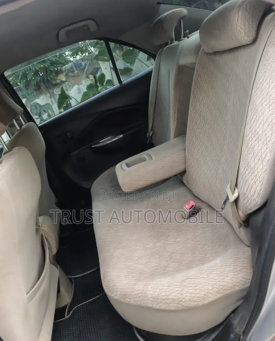 Toyota Vitz 2010 Silver