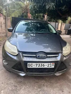 Ford Focus SE Hatchback FWD (2.0L 4cyl 5M) 2012 Gray