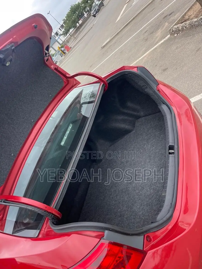 Toyota Corolla XLE (1.8L 4cyl 2A) 2019 Red