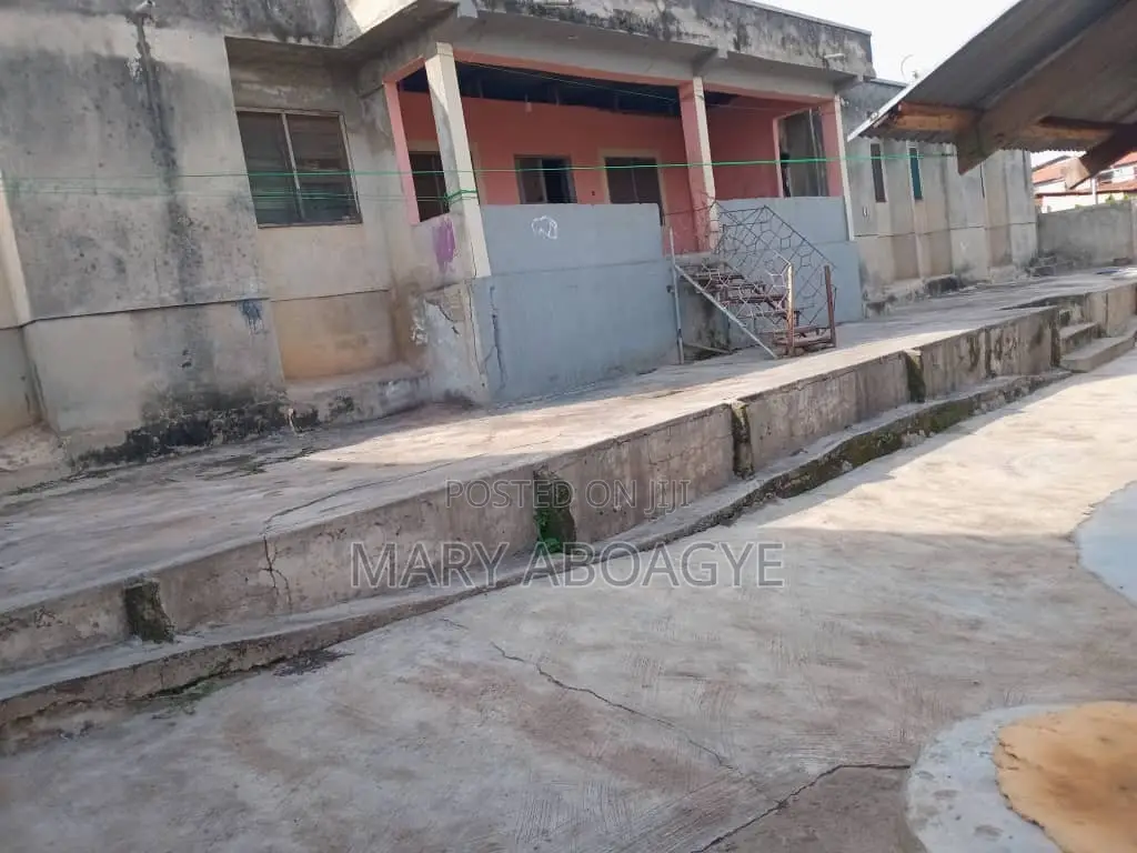 8bdrm House in Kwabre for sale