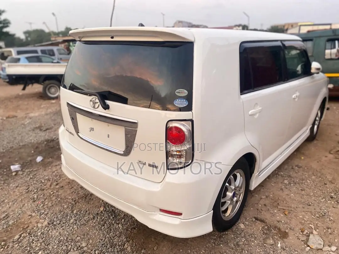 Toyota Corolla Rumion Hatchback 1.5 FWD 2012 White