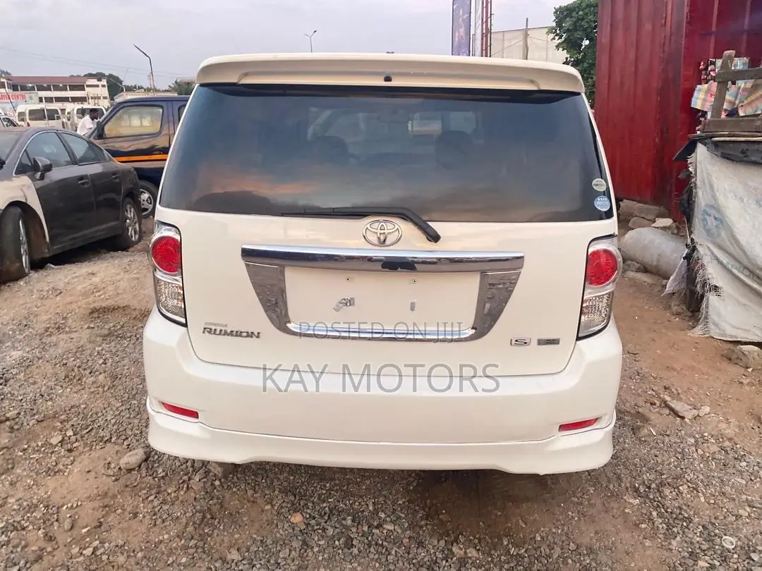Toyota Corolla Rumion Hatchback 1.5 FWD 2012 White
