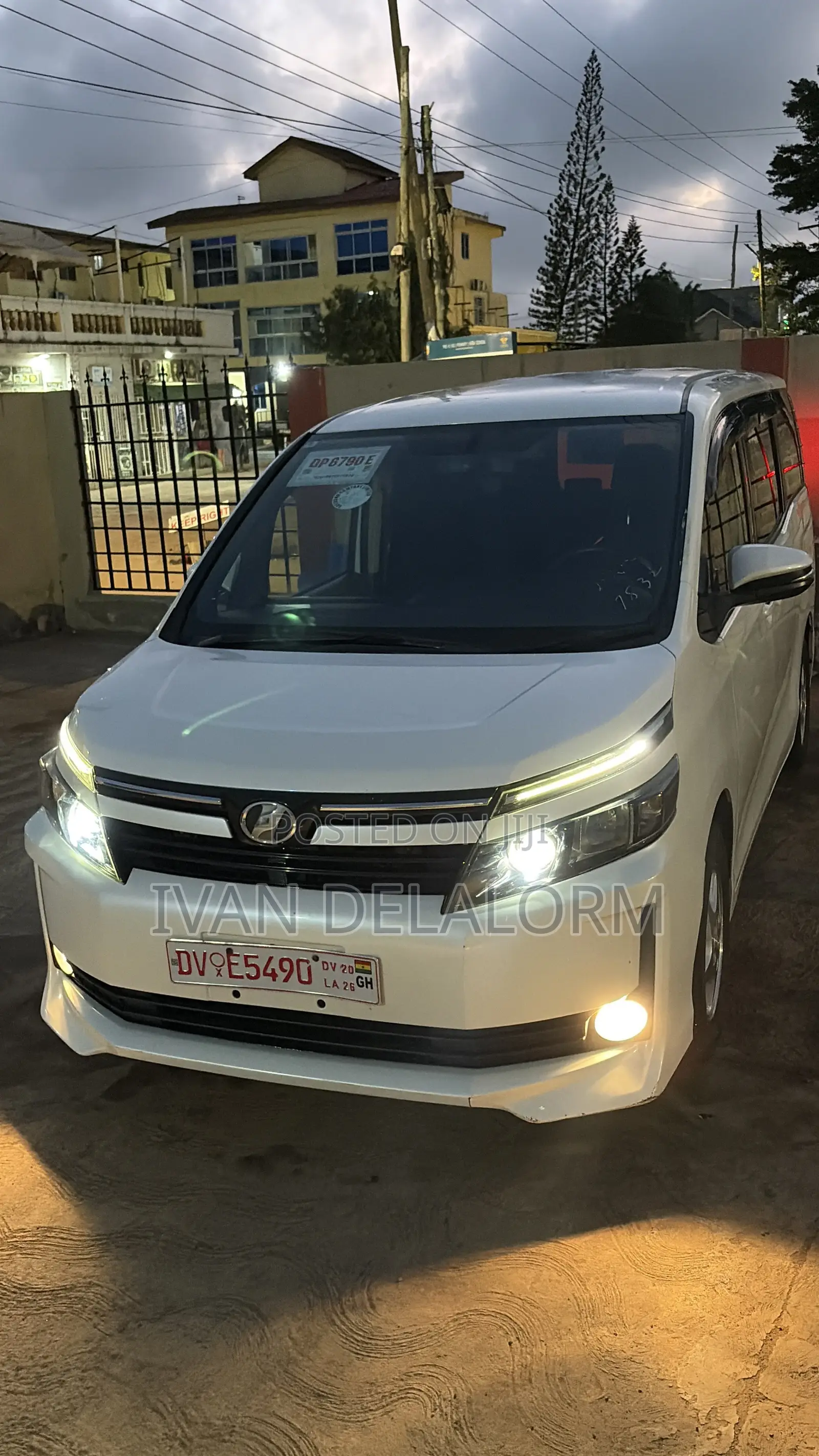 Toyota Voxy V 2WD 7-Seater 2015 White
