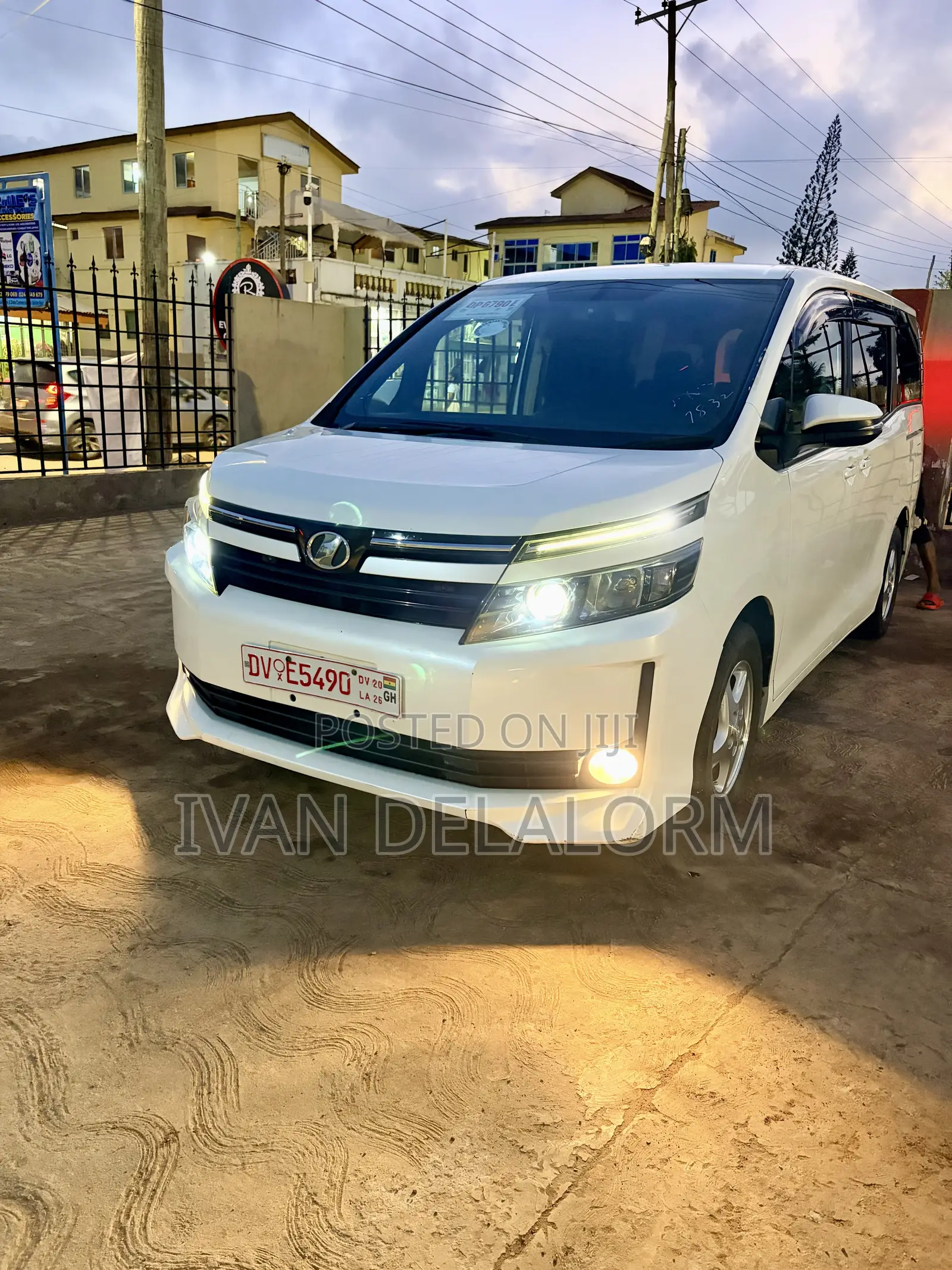Toyota Voxy V 2WD 7-Seater 2015 White
