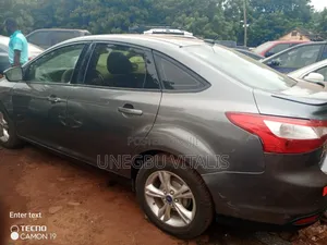 Ford Focus SE 4dr Hatchback (2.0L 4cyl 5M) 2014 Gray