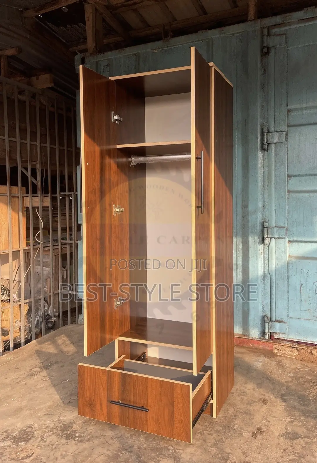 Wardrobe B004570